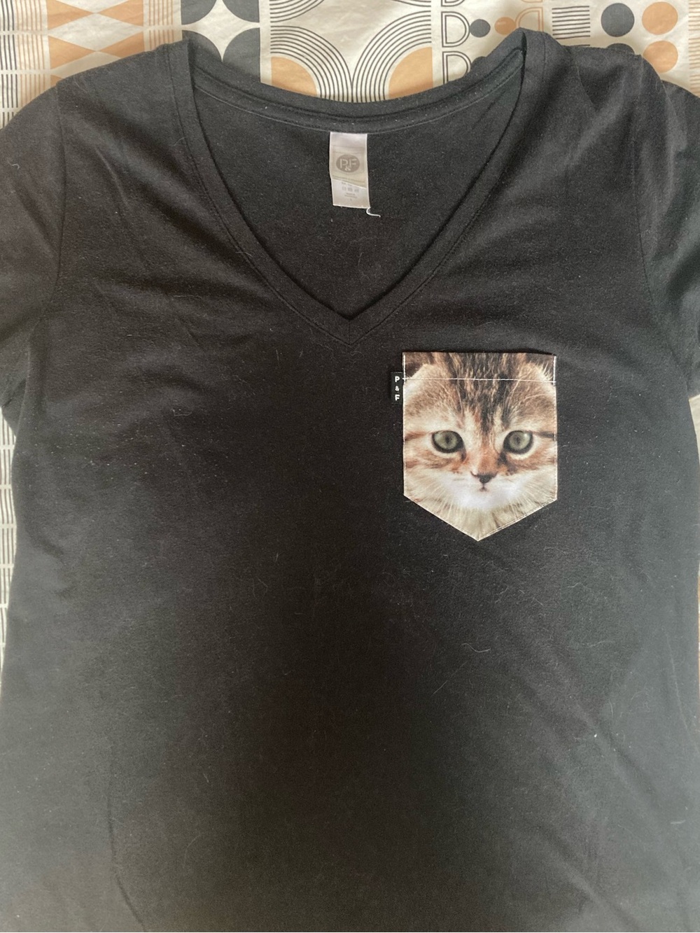 Black Cat Pocket V-Neck T-Shirt with Kitten Print